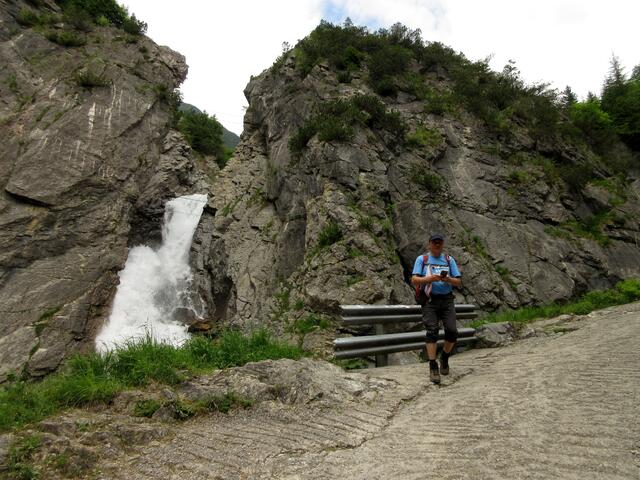 Hier versteht man kaum ein Wort, so laut stürzt das Wasser ins Tal. Die einzig gesicherte Stelle. Man bekommt schon reichlich Gischt ab, wenn man da steht. Aber der Blick nach unten ist spektakulär. Der Tiroler würde sagen "bärig".