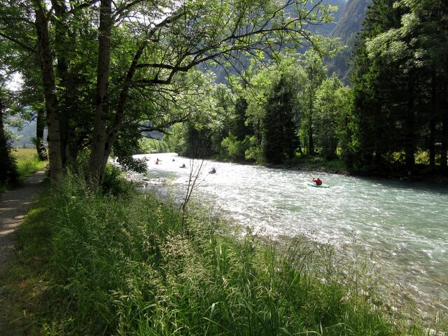 In Steeg sind diese Kanufahrer gestartet und wir konnten sie ein kleines Stück begleiten. Der Lech bietet vielfältige Freizeitangebote