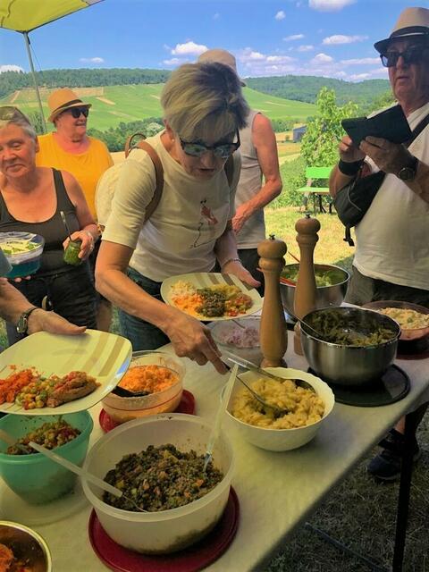 Ein vielfältiges Salatbuffet stand für die hungrigen Wanderer parat! Man muss natürlich alle Salate probieren!