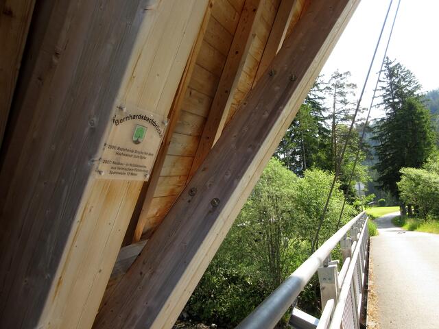 Ein Beispiel für die vielen Brücken, die den Wanderern immer wieder zum Seitenwechsel zur Verfügung stehen