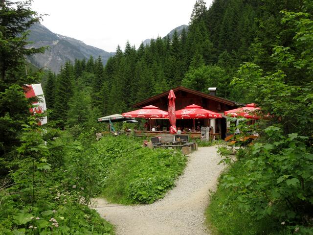 's U.t.a = Urig. traditionell. anders. Die Hütte liegt am E5 (Alpenüberquerung) an der Verbindung zwischen Oberstdorf und Holzgau. Über die Kemptner und Memminger Hütte geht es da. Ein Traum diesen Weg einmal zu wandern.