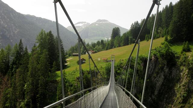 Die Highline ist zwar 5 m höher, wirkt aber nicht so hoch, da sie länger ist und der Talschluss mit dem Wasserfall hier wirkt viel uriger und spektakulärer. 