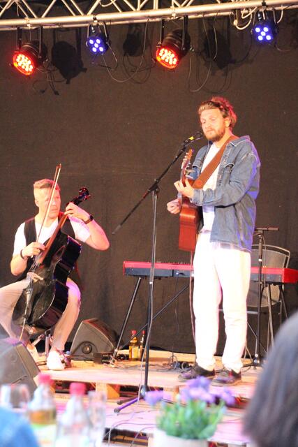 Der Straßenmusiker Samuel Harfst beim Open-Air-Konzert auf der Burg Neipperg. | Foto: Jochen Baral