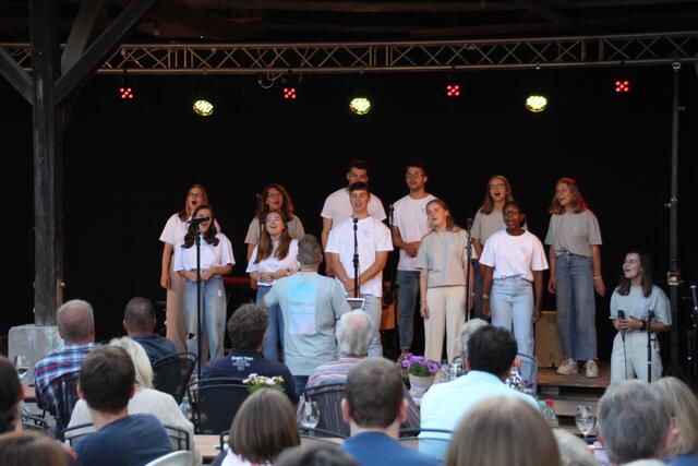 YOU/C-Chor des Evang. Jugendwerks Württembergs begeisterte die Zuhörer beim Open-Air-Konzert mit Samuel Harfst. | Foto: Jochen Baral