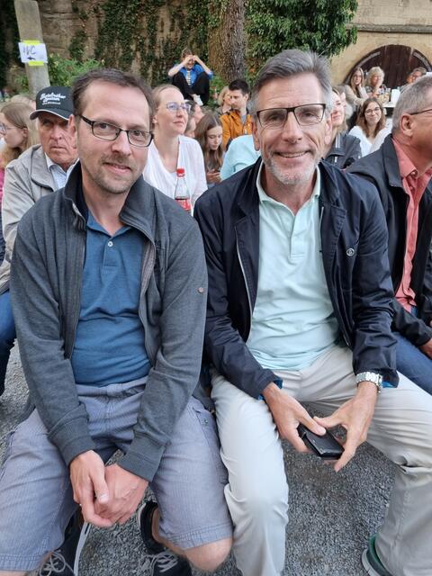 Matthias Koch (links) als Hauptverantwortlicher und Moderator Klaus Jost (rechts) beim Open-Air-Konzert mit Samuel Harfst auf der Burg Neipperg. | Foto: Jochen Baral