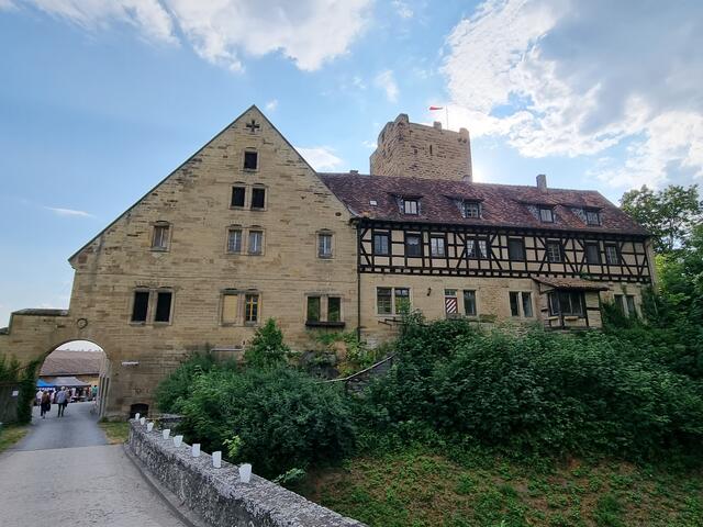 Die herrliche Kulisse der Burg Neipperg lockte viele Besucher an. | Foto: Jochen Baral