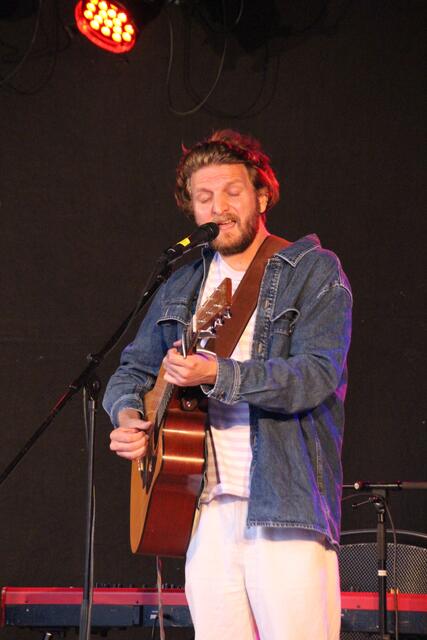 Der Straßenmusiker Samuel Harfst beim Open-Air-Konzert auf der Burg Neipperg. | Foto: Jochen Baral