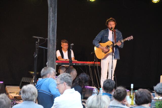Samuel Harfst &amp; Team sang auch nachdenkliche Lieder über Glauben und Zweifel auf der Burg Neipperg beim Open-Air-Konzert. | Foto: Jochen Baral