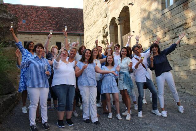 Der Chor Power Voices aus Schwaigern eröffnete das Open-Air-Konzert auf der Burg Neipperg. | Foto: Jochen Baral