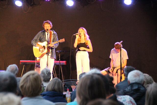 Der Straßenmusiker Samuel Harfst und die Sängerin Nelli Jakobi aus Massenbach im Duett beim Open-Air-Konzert auf der Burg Neipperg. | Foto: Jochen Baral