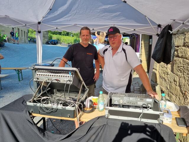 Das technik-Team unter Jörg hatte alle Hände voll zu tun beim Open-Air-Konzert mit Samuel Harfst auf der Burg Neipperg. | Foto: Jochen Baral