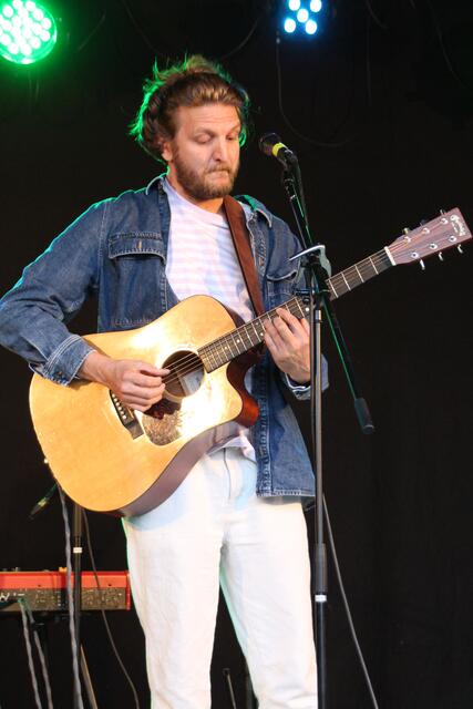 Der Straßenmusiker Samuel Harfst beim Open-Air-Konzert auf der Burg Neipperg. | Foto: Jochen Baral