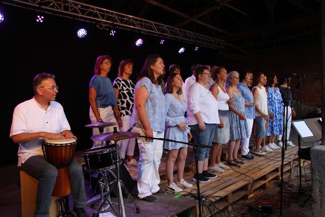 Der Chor Power Voices aus Schwaigern eröffnete das Open-Air-Konzert auf der Burg Neipperg. | Foto: Jochen Baral