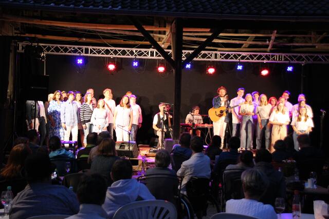 Alle Akteure traten am Schluss gemeinsam auf und sangen mit Samuel Harfst auf der Burg Neipperg: "Ist es nicht wunderbar, an diesem Tag zu sein. - Und er tut auch heute noch Wunder Stunde um Stunde tag für Tag!" | Foto: Jochen Baral