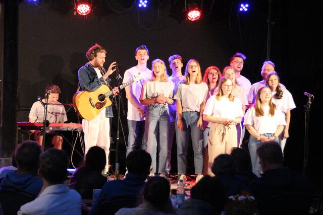 Alle Akteure traten am Schluss gemeinsam auf und sangen mit Samuel Harfst auf der Burg Neipperg: "Ist es nicht wunderbar, an diesem Tag zu sein. - Und er tut auch heute noch Wunder Stunde um Stunde tag für Tag!" | Foto: Jochen Baral