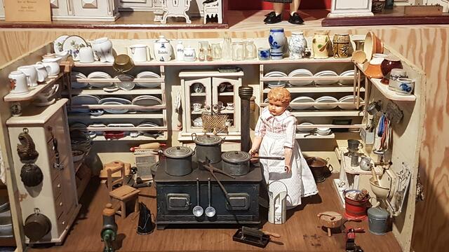 Puppenküche, Teil eines größeren Puppenhauses

Sammlung Heckmann, 1920er Jahre (?) | Foto: eigene Aufnahme 