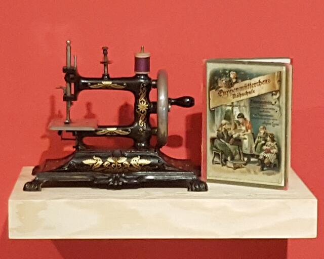 Kindernähmaschine, 1905 oder 1916 (?)
F.W. Müller, Berlin (Nr. 5612)
Sammlung Heckmann

Die Nähmaschine wurde über ein Kurbelrad angetrieben und ist voll funktionsfähig.

Daneben das passende Buch: 'Puppenmütterchens Nähschule'


Infotext des HFM

 | Foto: eigene Aufnahme 