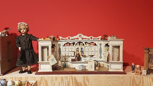 Puppenkaufladen, ab 1900
Sammlung Heckmann

Im Gegensatz zu den Puppenküchen und -stuben gehören Kaufläden zu jenen Spielsachen, mit denen sowohl Mädchen als auch Jungen gleichermaßen gern spielten.

Zitat aus Infotext des HFM | Foto: eigene Aufnahme 