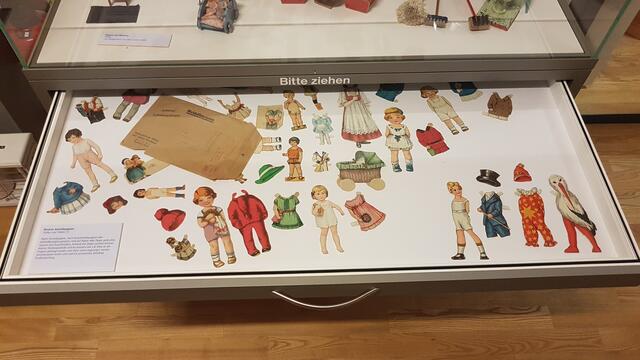 Diverse Anziehpuppen
1930er und 1940er (?) 

Auch dieses Spielzeug kenne ich aus den 50ern. Ein Schwachpunkt waren die Biegelaschen, die nach häufigem Gebrauch ihren Zweck nicht mehr erfüllten. | Foto: eigene Aufnahme 