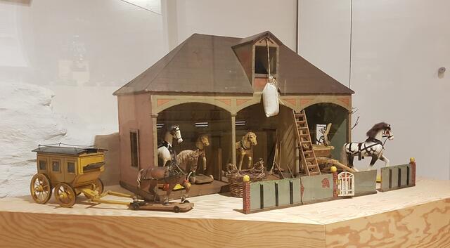 Postkutschenstation - mit ziehbarem Pferd und vielen Spielmöglichkeiten; da möchte man doch wieder zum Kind werden !! | Foto: eigene Aufnahme 