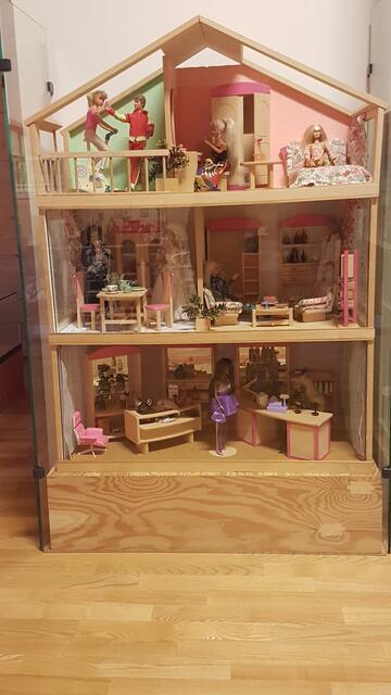 Barbiehaus, nach 1980

Barbie trainiert im Dachgeschoss auf dem Heimtrainer, Ken stemmt Hanteln | Foto: eigene Aufnahme 