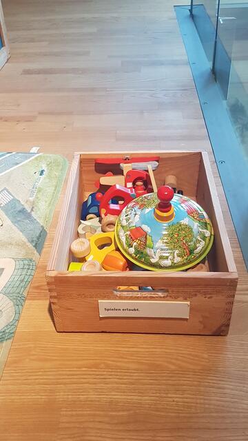 Allerhand Holzspielzeug, ein Kreisel, ein Teppich mit Straßen und sogar ein Kasperltheater laden zum vergnüglichen Spielen ein | Foto: eigene Aufnahme 