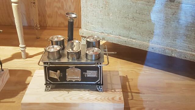 Puppenherd, 1920er Jahre (hinter einer Glasscheibe)

Der Herd konnte mit Spiritus und später mit Esbit-Tabletten beheizt werden, was manchmal nicht ungefährlich war.

Auszug aus dem Infotext des HFM

 | Foto: eigene Aufnahme 