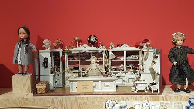 Modeladen
Gehäuse und Puppe (links?) um 1900
Zubehör: 19. und 20. Jahrhundert
Sammlung Ilse Kentner

Die um 1800 aufkommenden Mode- und Putzläden waren besonders für Mädchen gedacht, um ihnen modische Eleganz, standesgemäße Garderobe und angemessenes Auftreten beizubringen.   

Auszug aus Infotext des HFM | Foto: eigene Aufnahme 