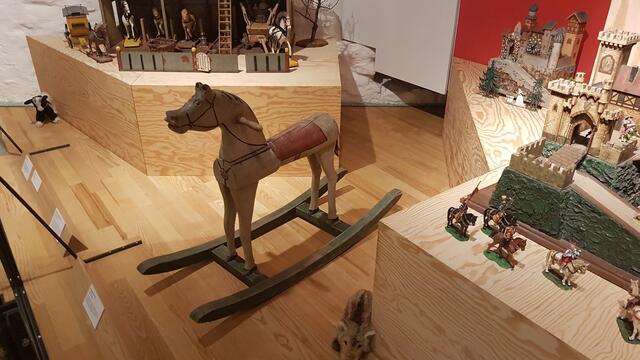 Schaukelpferd vor der Poststation, rechts davon verschiedene Ritterburgenmodelle | Foto: eigene Aufnahme 