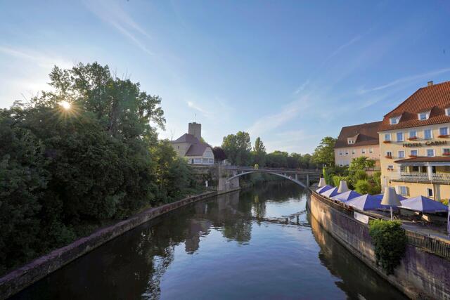 Der Kanal mit Rathausburg und Gastronomie