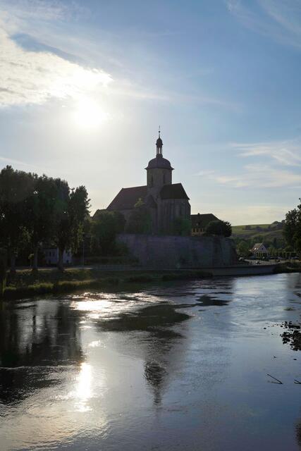 Die Regiswindiskirche mit Neckar