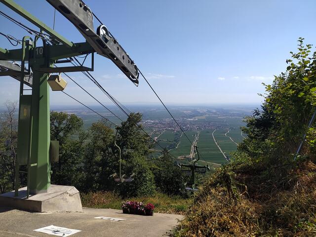 Bergstation der Sesselbahn - mit tollen Ausblicken schwebt man hinunter - Archivbild