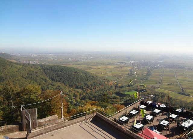 Der Ausblick von ganz oben. Hier sieht man auch auf die Dachterrasse des Restaurants - Archivbild