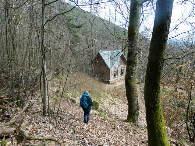 Rückblick auf die einladende Hütte - für uns geht's noch ein Stück den Berg hinauf