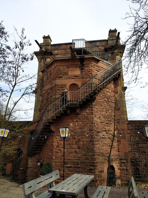 Die Rückseite des Friedensdenkmals - die Außentreppe führt auf die Aussichtsplattform