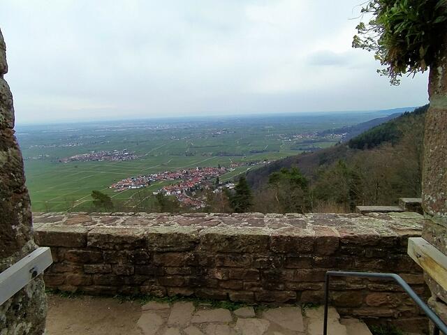 Weit sieht man ins Tal hinunter