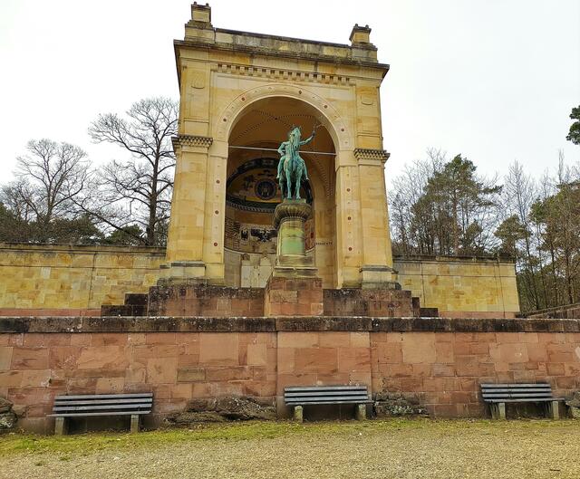 Die Frontseite des Friedensdenkmals