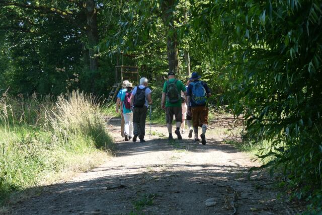 Rechts zweigt der Weg zum NSG Kupfermoort ab.