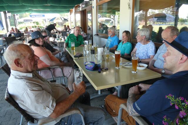 Nach der schönen, aber witterungsbedingt anstrengenden Wanderung waren  kühle Getränke und nette Gespräche willkommen.