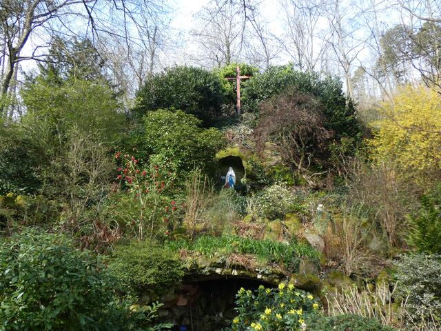 An der Lourdes-Grotte in Weyher