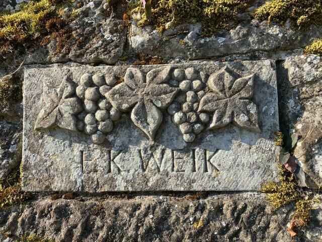 Ein schönes und passendes Steinrelief in der Weinbergmauer.  | Foto: Beate Bonte