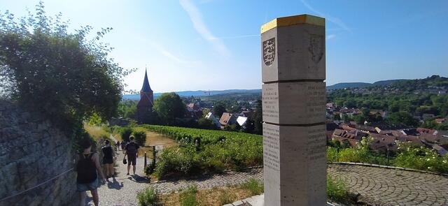 Die Keltenstele und der Ausblick harmonieren ganz wunderbar