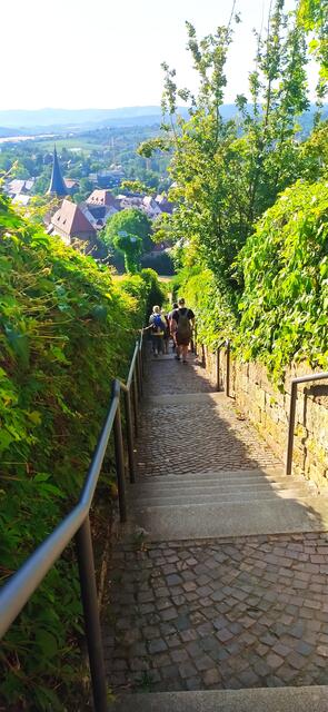 Treppab ist der Blick auf Weinsberg wunderschön