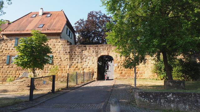 Vorbei an der Stadtmauer....  | Foto: Rainer Göser