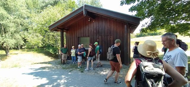 An der Hütte erst nochmal den Schatten auskosten und gaaaanz viiiiiiel trinken... 