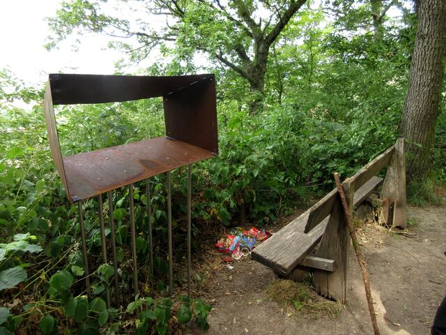 Und noch viel schlimmer, was die Menschen im Heilbronner Wald anrichten. Geopfad Station 11, wurde vollkommen zerstört. Ist aber schon gemeldet bei der Stadt.