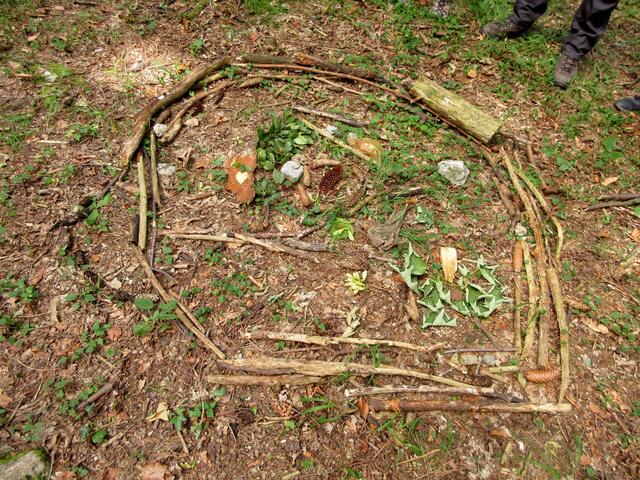 Erlebnispädagogik: Land-Art Mandala und schweigend durch den Wald gehen.