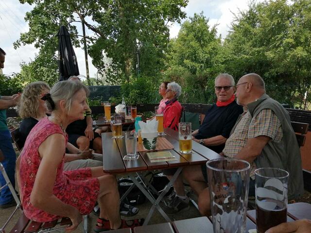 Mittagspause unter den Bäumen