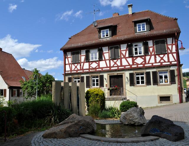 Der Platz vor der Kirche ist schön mit einem Brunnen gestaltet. | Foto: Daniela Somers