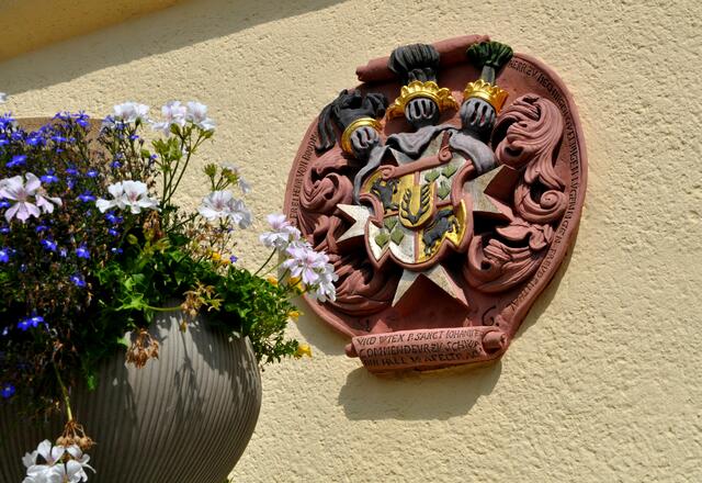 Wappen am Eingangbereich | Foto: Daniela Somers